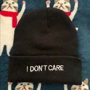 “I DON’TCARE” slogan beanie